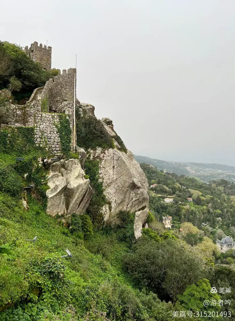 屹立于辛特拉山巅的摩尔人城堡